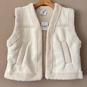 NWT Altar'd State Jailyn Sherpa Trim Cropped Vest Size L
